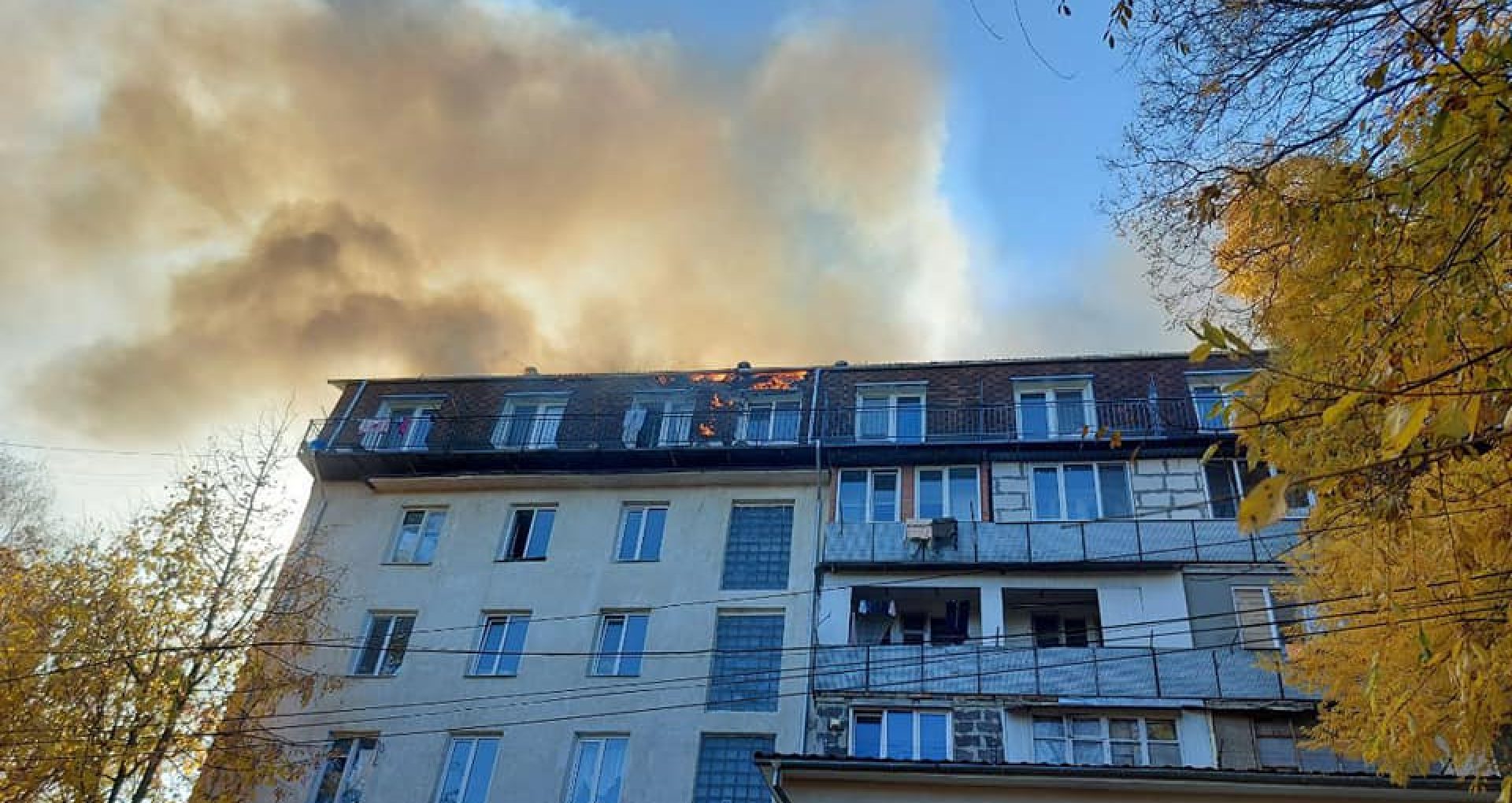 FOTO/ Incendiu în capitală: mansarda unui bloc de locuit, cuprinsă de flăcări. Peste 70 de salvatori și pompieri au intervenit la fața locului