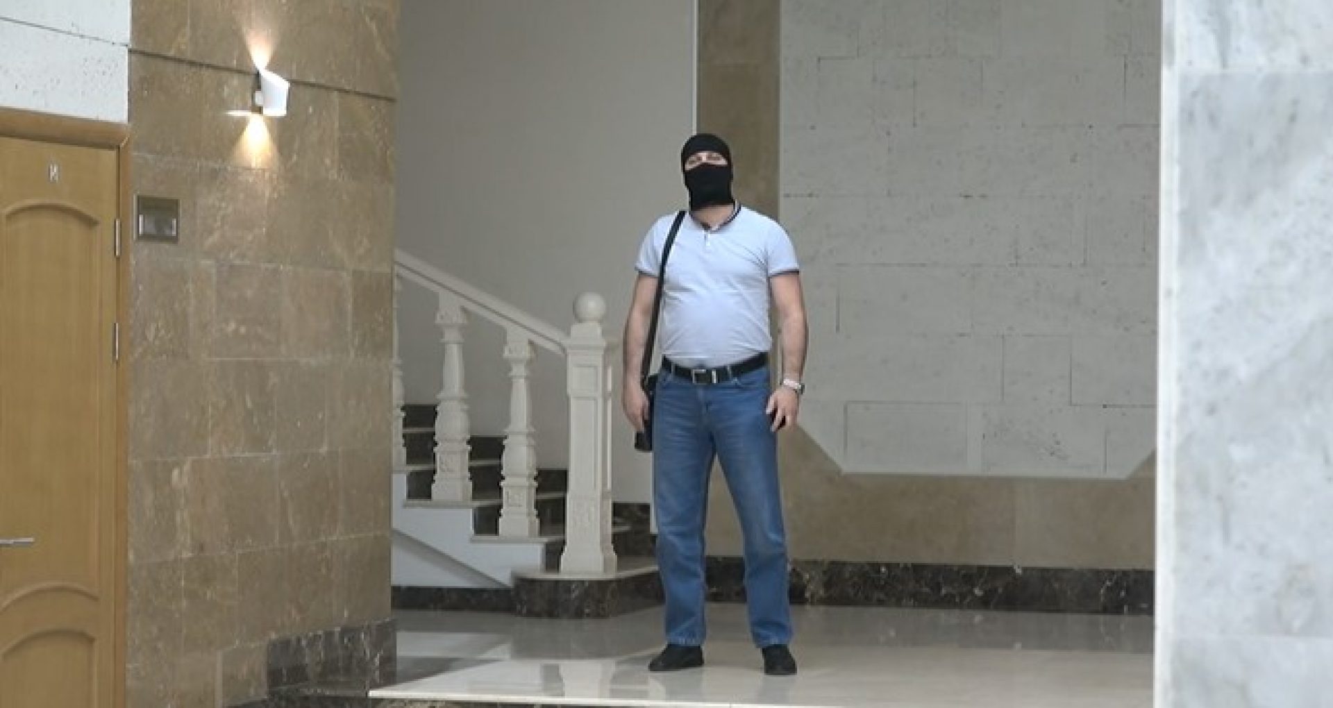 VIDEO/ Procurorul anticorupție care a dispus urmărirea penală împotriva lui Stoianoglo a venit cu mascații de la SIS la PG, înainte de briefingul procurorului general