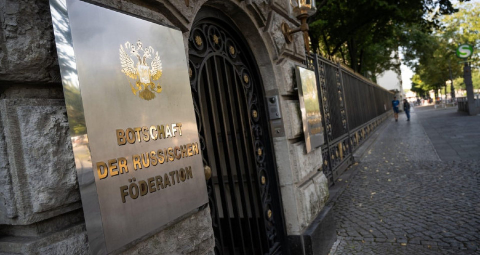 Un diplomat rus, despre care se crede că avea legături cu agenția de spionaj FSB a Kremlinului, găsit mort în fața ambasadei din Berlin