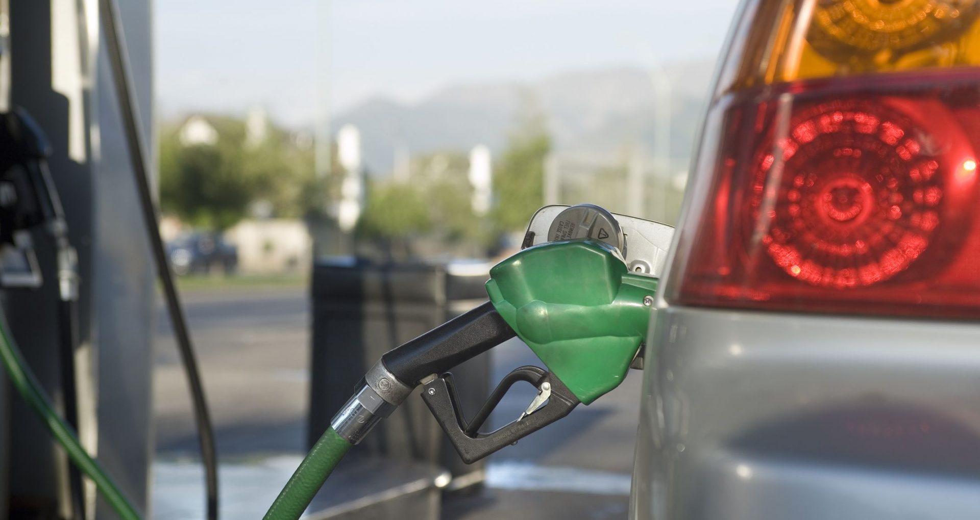 O companie, care are 12 stații de alimentare a automobilelor cu GNC în toată țară, majorează prețul la gazele naturale comprimate