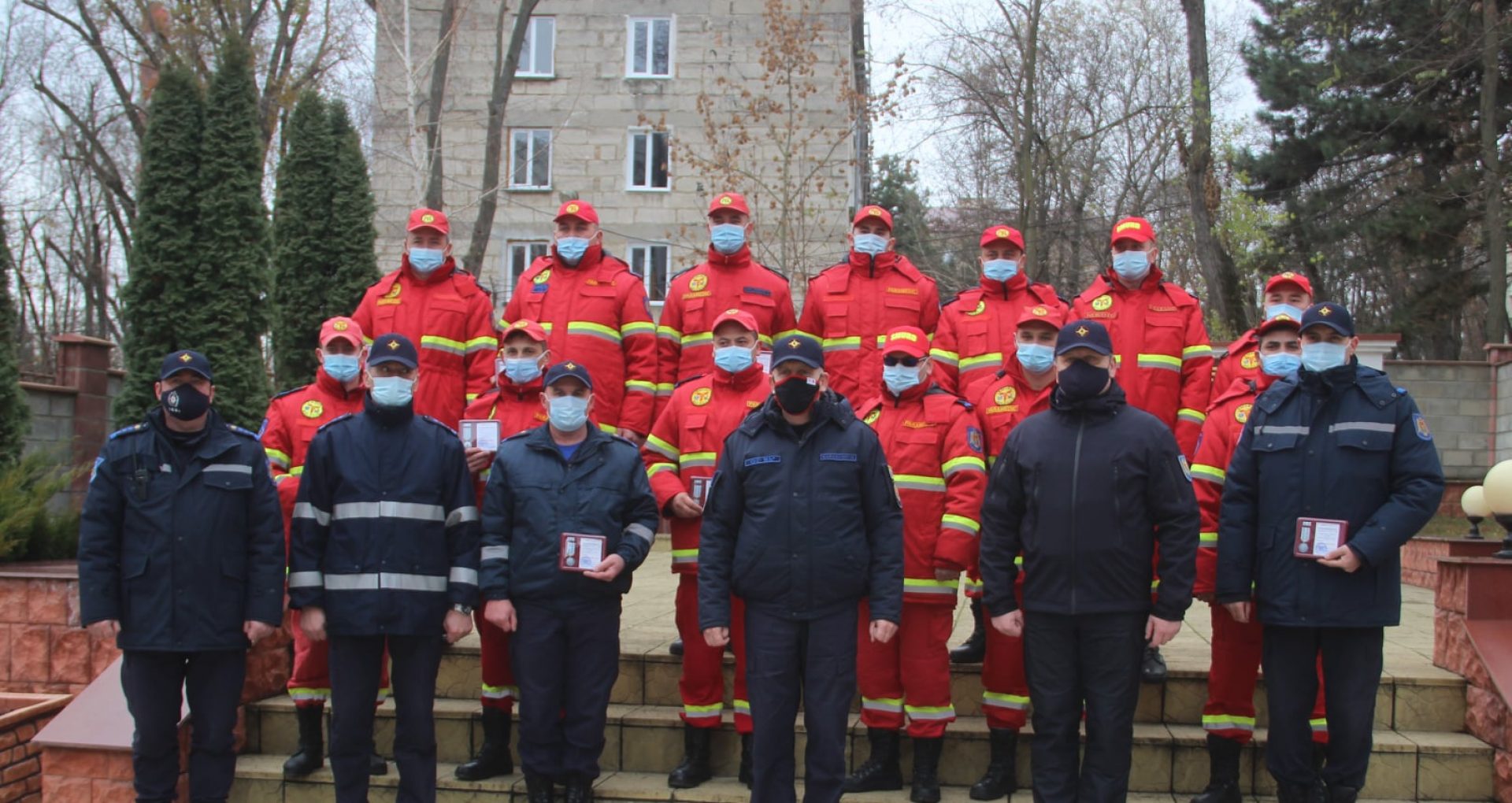 17 medici și paramedici SMURD din R. Moldova care au fost delegați pentru a acorda suport sistemului medical din România în lupta cu COVID-19 au primit Crucea „Pentru Merit” clasa II