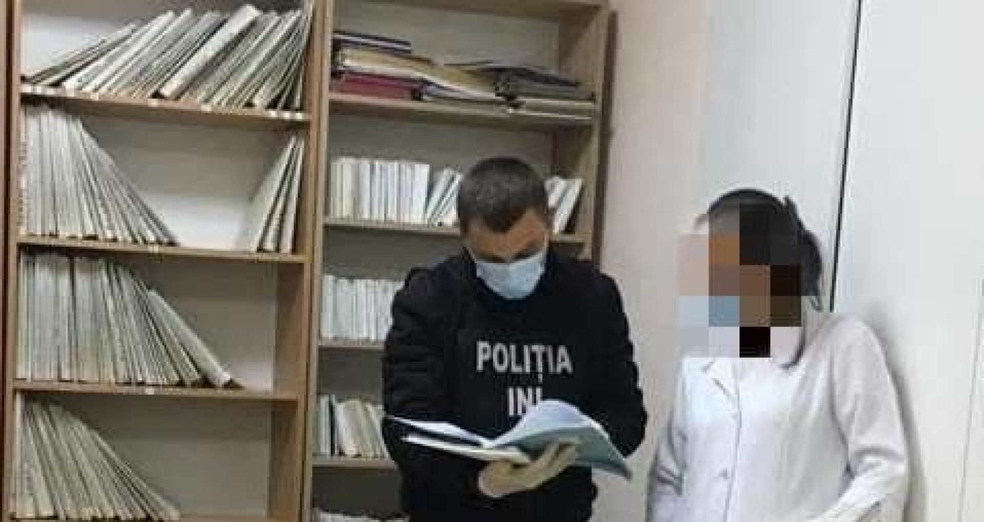 VIDEO/ Ofițerii INI au descins la patru centre medicale din raionul Fălești într-o cauză penală pornită pentru falsificarea certificatelor COVID-19
