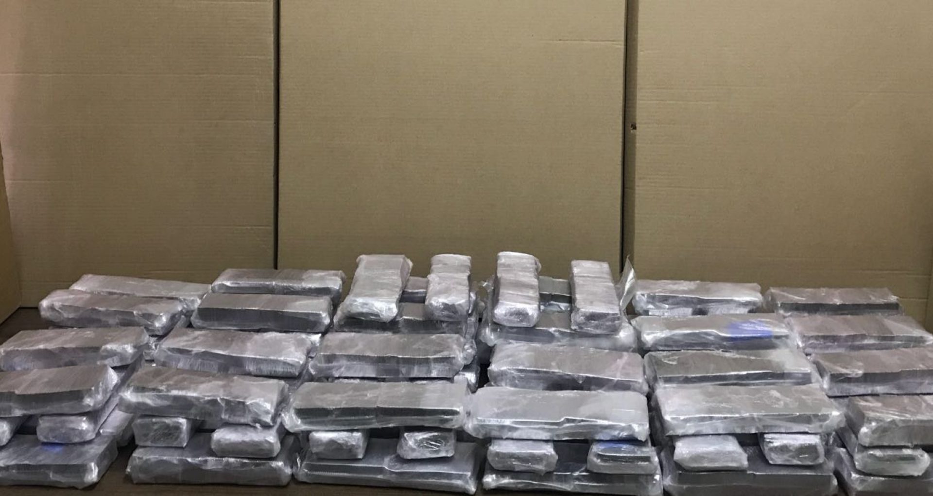 10 persoane, trimise pe banca acuzaților pentru trafic de droguri, dintre care jumătate sunt cetățeni străini, inclusiv învinuiții pe dosarul celor 200 kg de heroină din Iran