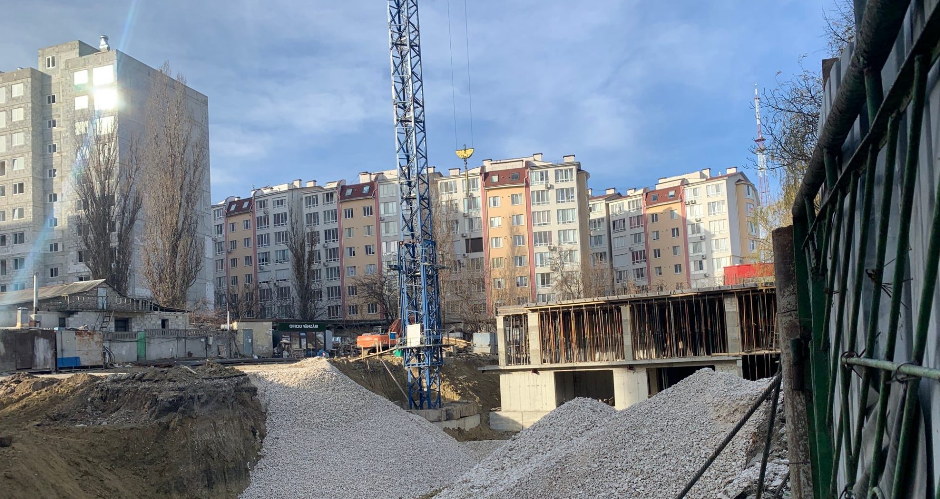 Un fost viceprimar al capitalei susține că o companie construiește ilegal un bloc locativ, cu acordul tacit al unor funcționari ai Primăriei Chișinău, în schimbul amenajării  unor spații publice din oraș