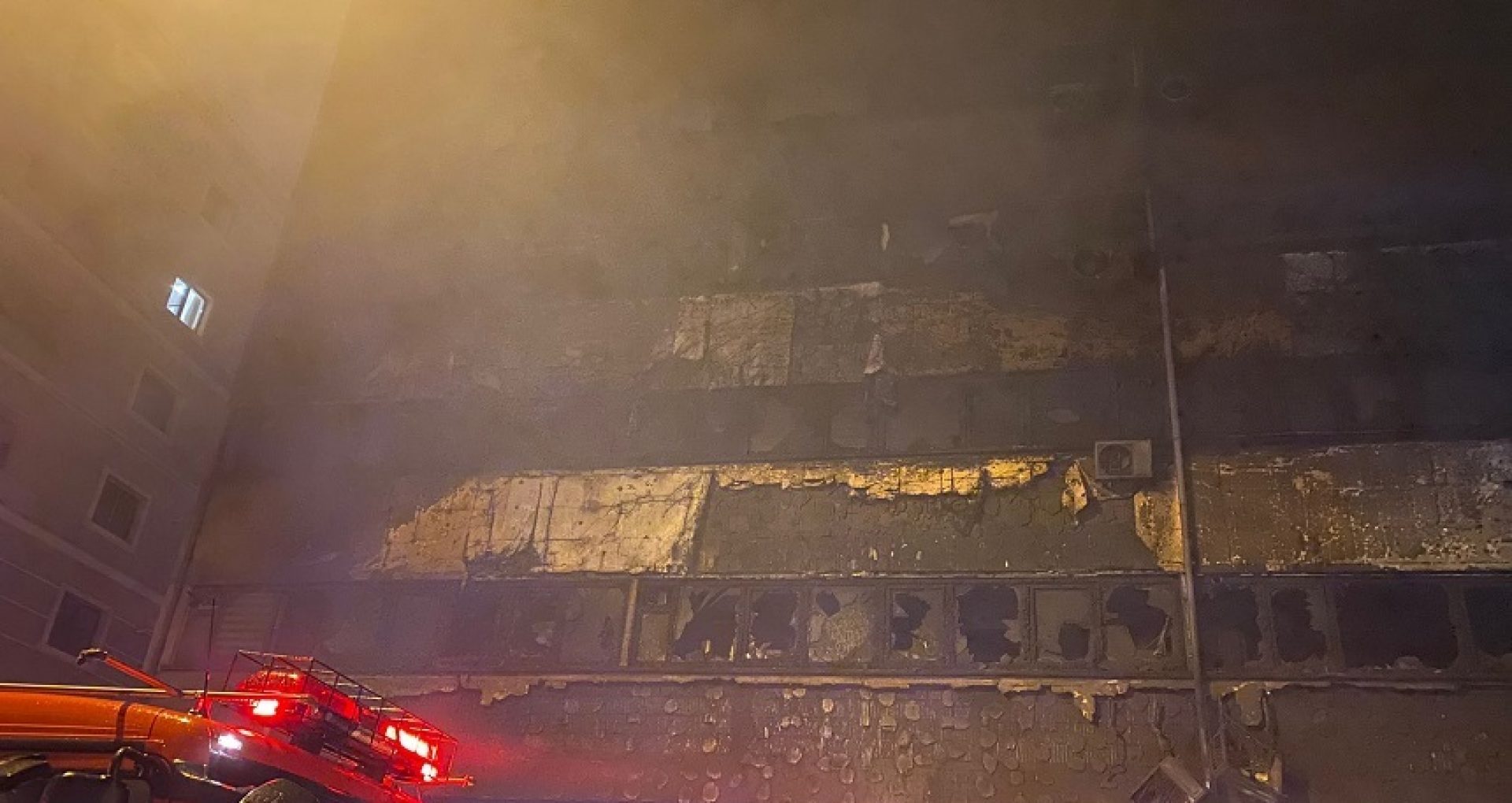 România: Incendiu de proporţii în parcarea subterană a unui bloc din Constanţa. 250 de oameni au fost evacuaţi