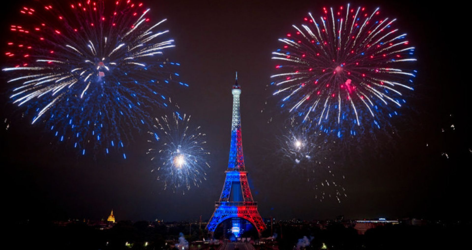 Franța interzice petrecerile în stradă și focurile de artificii de Revelion