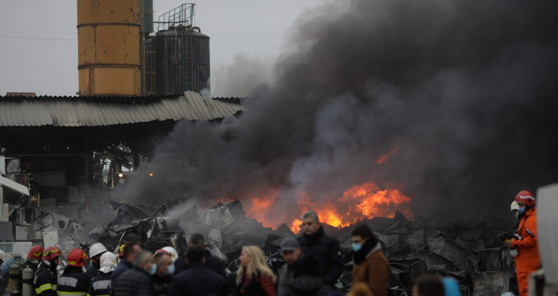 România. Incendiu violent lângă București. Arde un depozit de materiale reciclabile. Pompierii nu au acces la apă în apropiere