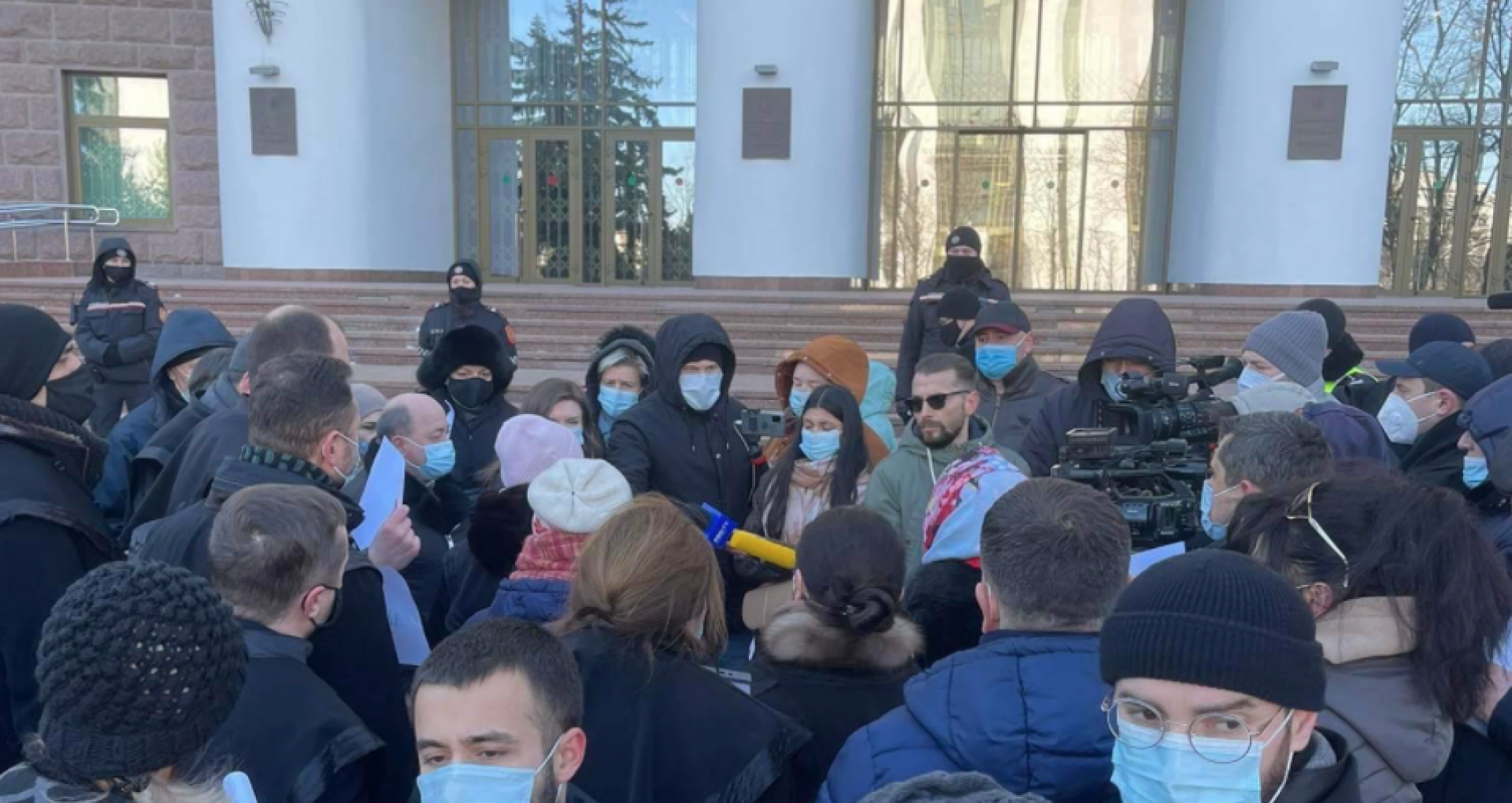 Avocații, aflați în grevă generală, la protest în fața Parlamentului: cer în continuare  excluderea amendamentului care prevede că apărătorii pot fi reținuți fără acordul UA în caz de infracțiuni