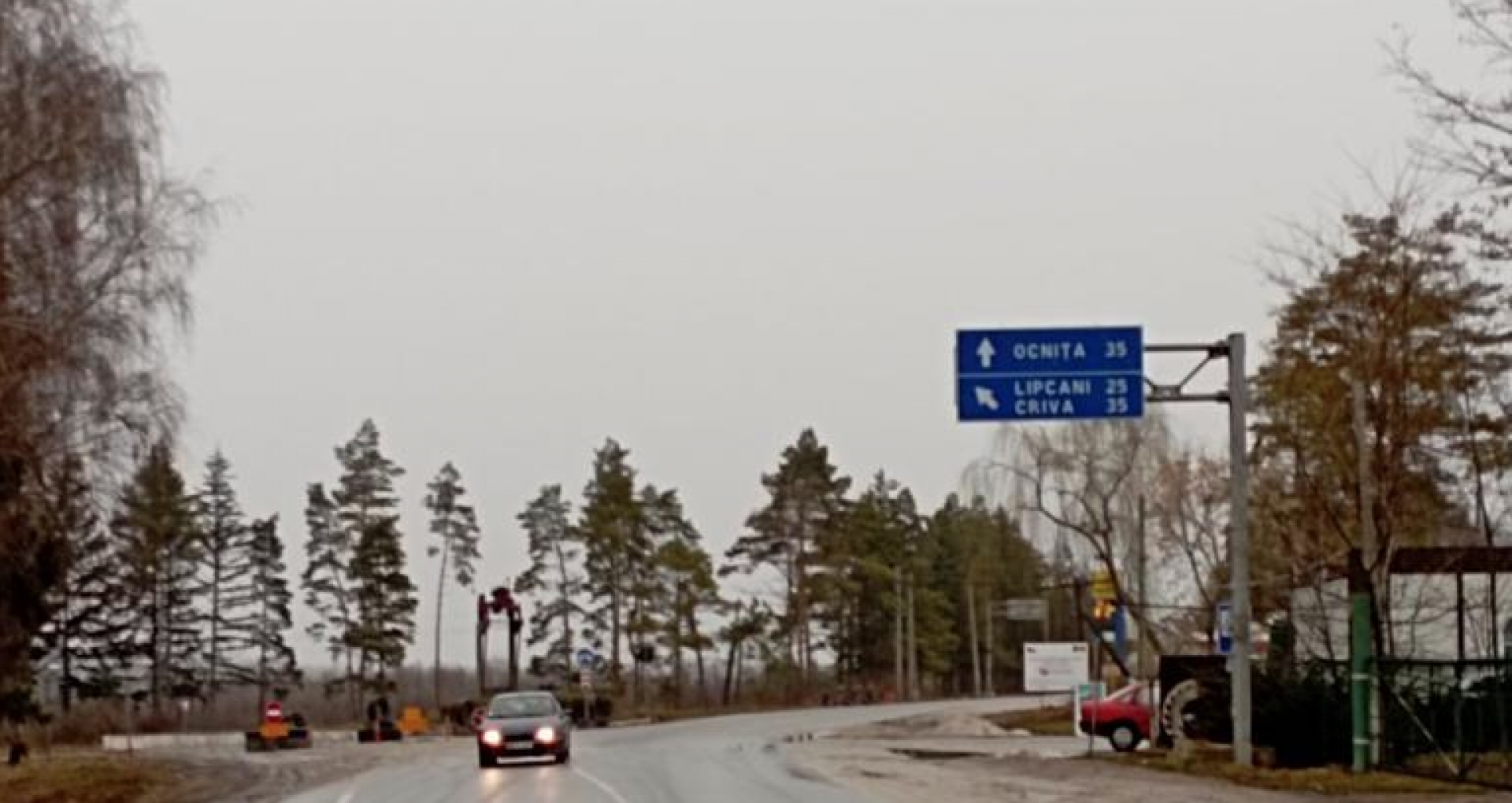 Autoritățile informează că pe drumurile publice naționale se circulă în condiții de iarnă