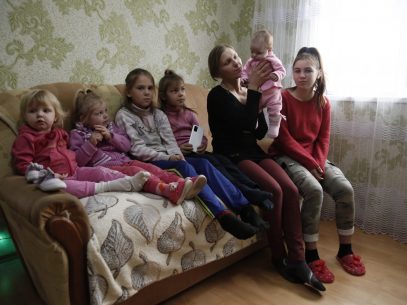 O casă în dar pentru o familie cu șase copii – VIDEO