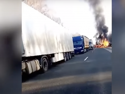 VIDEO/ Tiruri moldovenești care plecau în Rusia, în mijlocul unor bombardamente în apropiere de vama ruso-ucraineană: „Iaca un patron a nimerit în fură… Furile ard”
