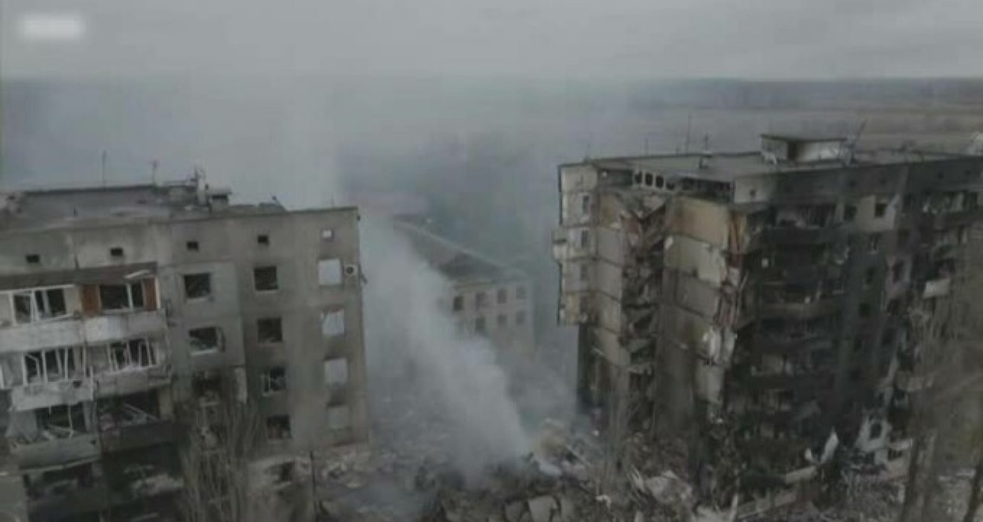 Foto/ Bomba de 500 de kg, lansată de armata rusă peste un bloc rezidențial din Cernigău