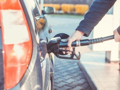 ANRE a afișat noile prețuri plafon la carburanți: benzina se scumpește cu 22 de bani, iar motorina – cu 43 de bani