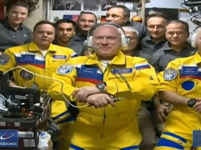 Cosmonauții ruși au ajuns pe Stația Internațională Spațială în costume în culorile drapelului Ucrainei