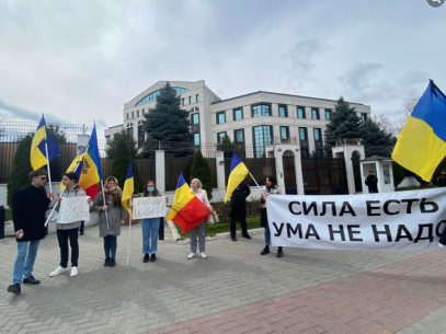 Flashmob în fața Ambasadei Federației Ruse în R. Moldova: „Ocupanții vor sânge – sânge le-am adus. Dacă vor vrea pământ – și pământ le vom aduce”
