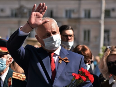 Socialistul Igor Dodon a contestat la Judecătoria Chișinău actul prin care a fost amendat cu 9000 de lei pentru că a purtat panglica negru-oranj interzisă prin lege. Când va avea loc prima ședință de judecată – DOC