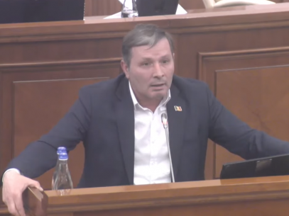 VIDEO/ Deputatul socialist Radu Mudreac, cu vocea tremurândă şi vizibil emoţionat, a ținut un discurs la tribuna Parlamentului: „Kto rulit? Azi pe mine, mâine pe voi”. Socialiștii l-au scos din sală: „Are trei operații la inimă”