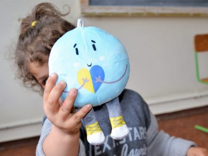 Echipele mobile ale CNPAC le oferă copiilor din Ucraina jucării create special pentru ei