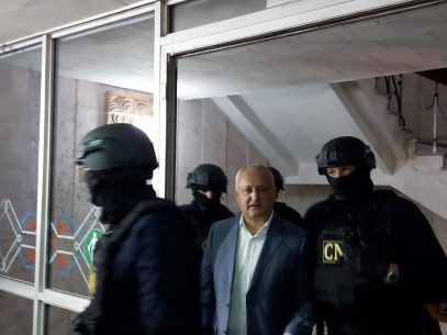 Dodon, adus în fața judecătorilor: aceștia urmează să decidă asupra demersului procurorilor privind arestarea fostului președinte socialist al R. Moldova. Magistrații sunt în deliberări, iar la 15:00 vor pronunța decizia. Dodon: „Voi face declarații, bine? La sfârșit fac declarații!” – VIDEO