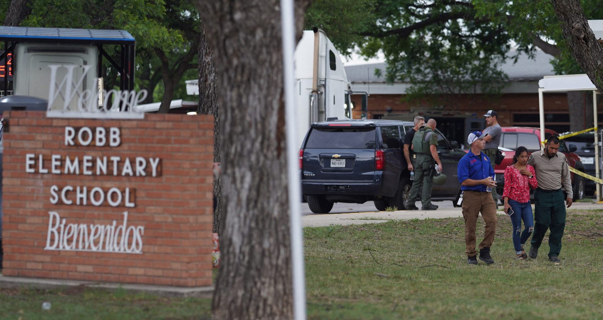 19 copii și doi adulți, uciși într-o școală din Texas. Autoritățile americane spun că atacatorul de 18 ani s-a baricadat într-o clasă și a început să execute copiii