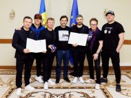 Vicepremierul Nicu Popescu a acordat formației Zdob și Zdub și Fraților Advahov distincția „Meritul diplomatic”, în semn de apreciere pentru consolidarea imaginii R. Moldova în străinătate