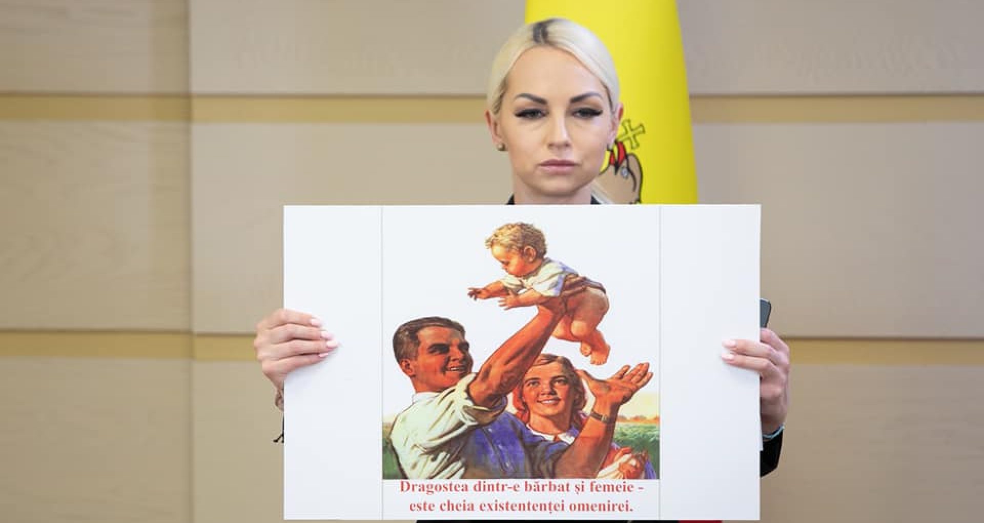 „Un atac brutal” asupra… gramaticii: Patru greșeli într-o singură propoziție pe pancarta afișată azi de Marina Tauber la un briefing de presă