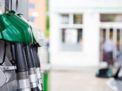 Benzina se ieftinește cu ZECE bani, iar motorina se scumpește cu încă 30 de bani și ajunge să coste peste 32 de lei pentru un litru. ANRE: „Mecanismul de stabilire a prețurilor pentru produsele petroliere vine să asigure consumatorii cu prețuri corecte, transparente și ușor de verificat”