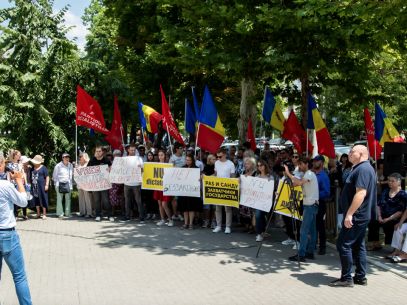 Magistrații Curții de Apel Chișinău examinează recursul avocaților lui Dodon împotriva prelungirii mandatului de arestare la domiciliu pe numele socialistului. Susținători ai fostului președinte protestează în fața instanței – FOTO