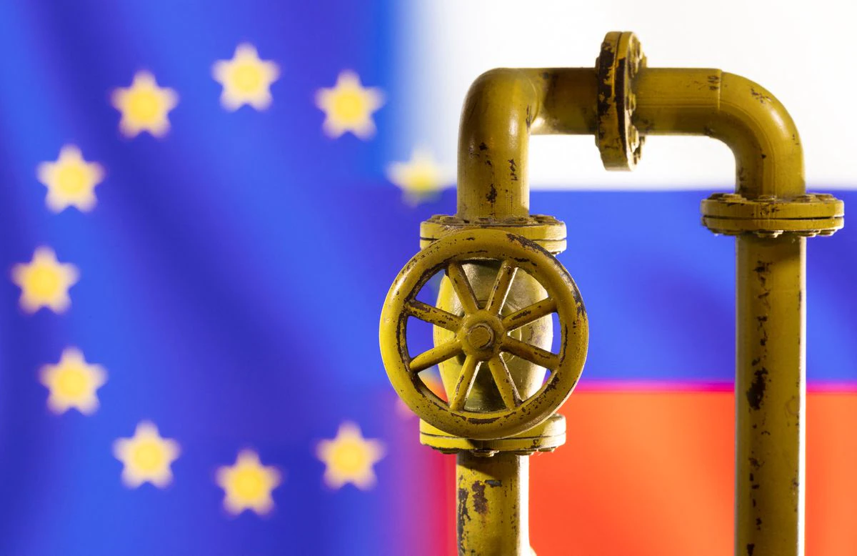 Bloomberg: UE ar putea suspenda temporar mecanismul de ajustare a plafonului de preț pentru petrolul rusesc, pe fondul războiul din Orientul Mijlociu