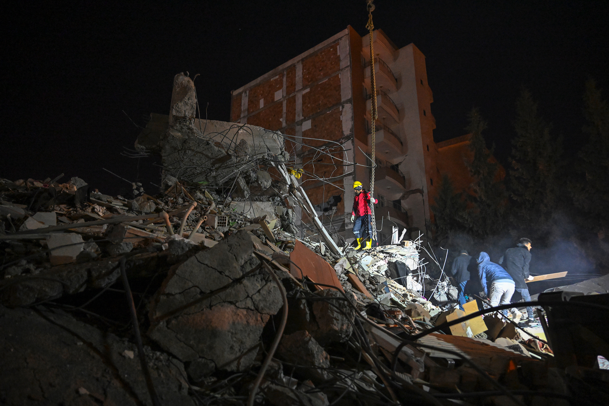 Землетрясение число погибших. Землетрясение в Турции 6 февраля 2023. Крушение здания. Разрушенный дом.