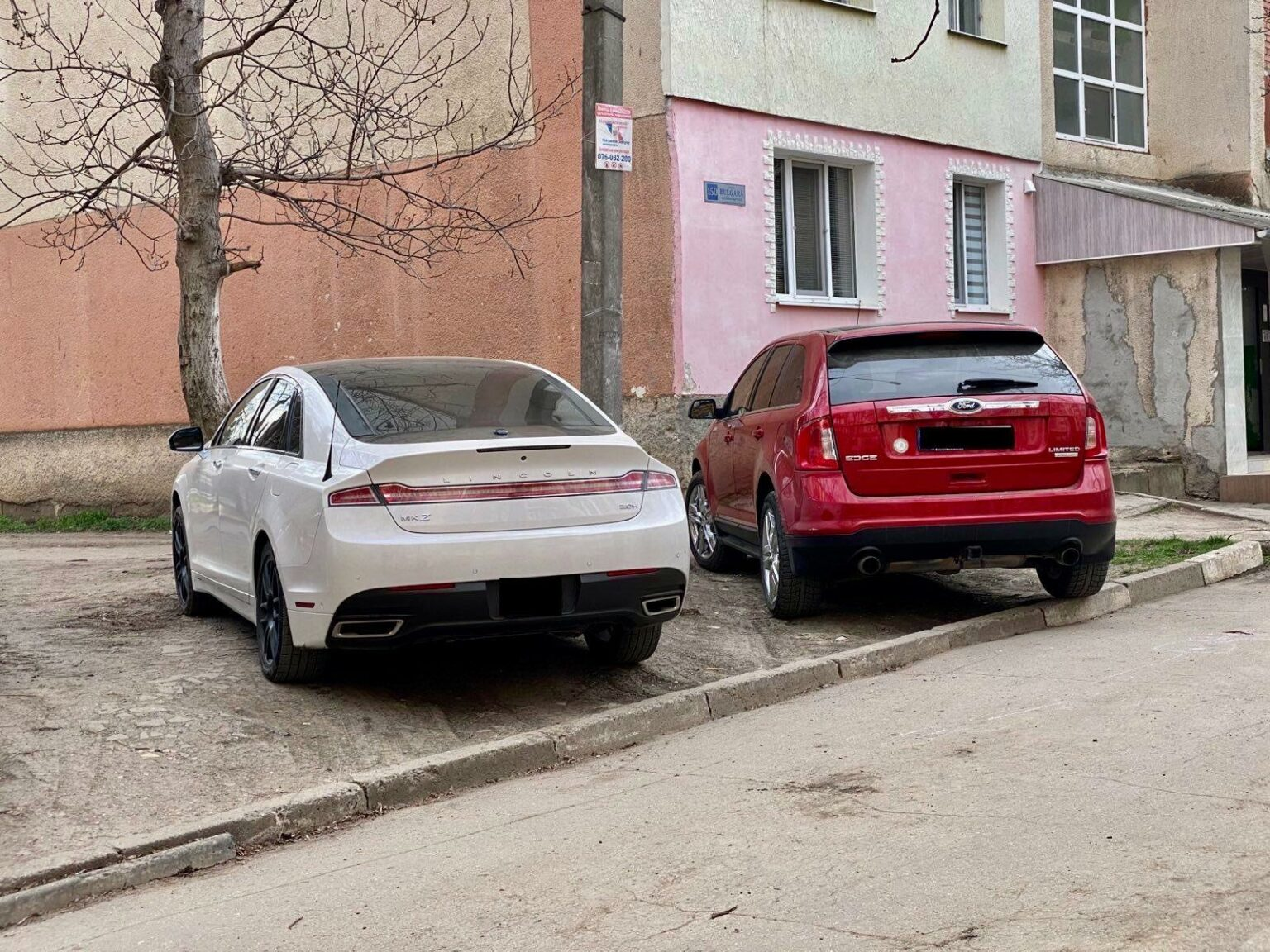 Foto: Mașina lui Alexandr Nesterovschi (dreapta) și mașina Elenei Palagniuc (stânga), parcate în fața blocului de pe str. Bulgară. 24 martie 2023, ora 8:20. Foto: Dorin Rusu/TV Nord