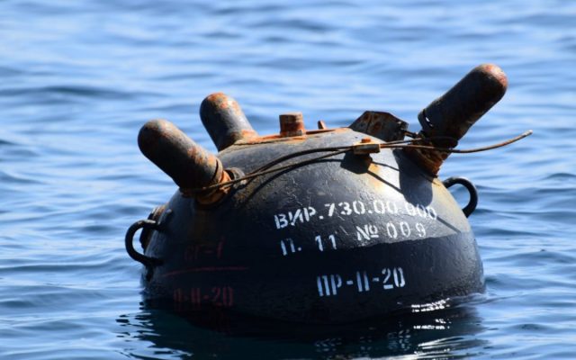 O mină marină descoperită pe o plajă din România, neutralizată de geniștii români