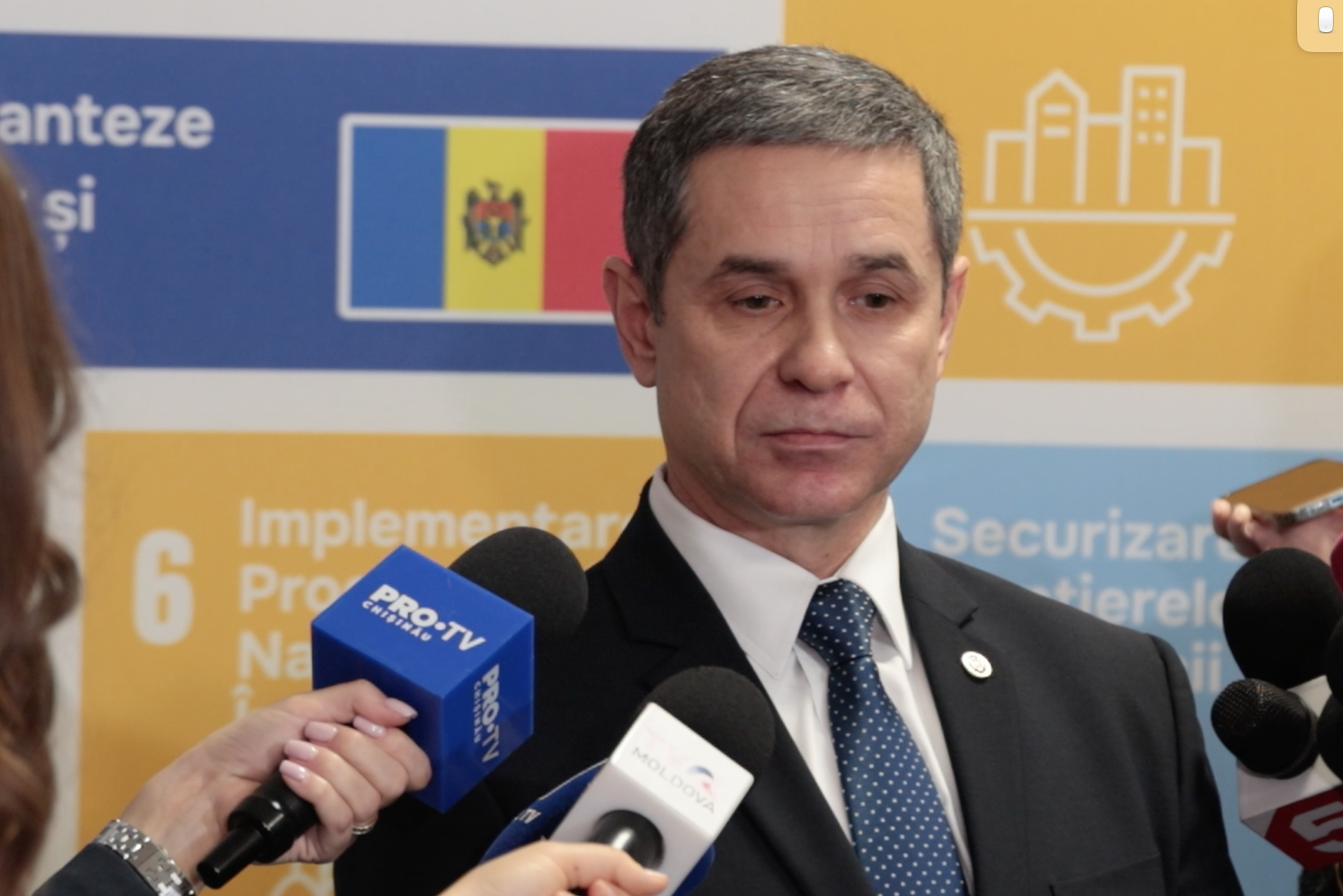 „Nu vă înțeleg”. Anatolie Nosatîi a refuzat să răspundă unei întrebări adresate în limba rusă