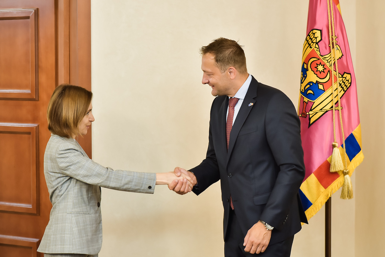 Modernizarea agriculturii și facilitarea accesului produselor moldovenești pe piața UE, discutate de către comisarul european pentru Agricultură și Alimentație cu șefa statului