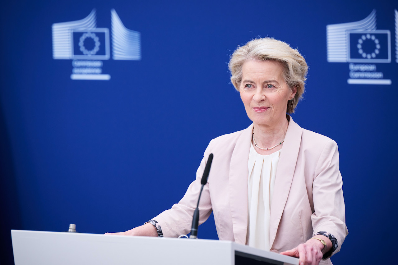 Avionul care o transporta pe Ursula von der Leyen, nevoit să aterizeze la Plovdiv pe baza hărților pe hârtie, din cauza unei posibile interferențe rusești