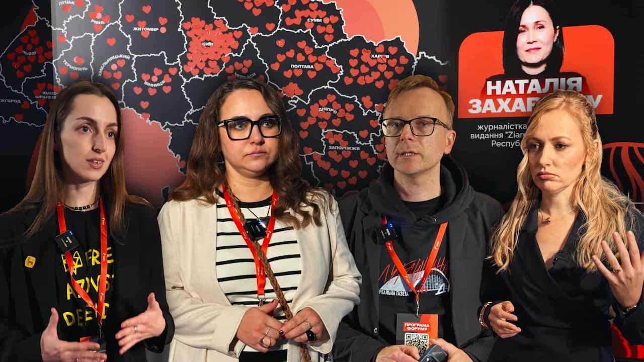 VIDEO/ „Rușii organizează un adevărat safari, o vânătoare de oameni”. Cum luptă jurnaliștii ucraineni cu propaganda rusă  lângă linia frontului, sub atacuri aeriene zilnice