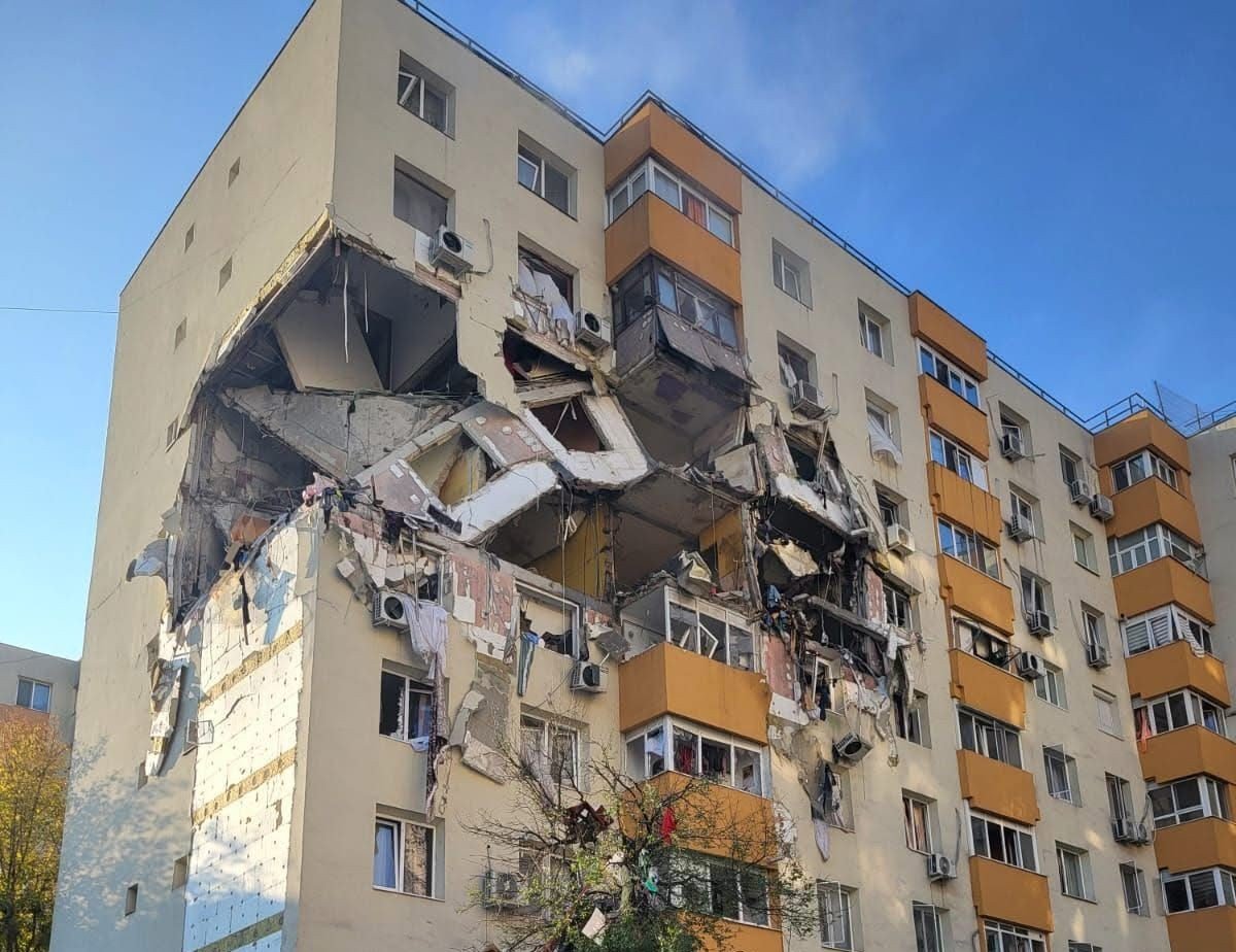 FOTO/ Explozie într-un bloc din București: 2 persoane au decedat, iar altele 5 sunt rănite