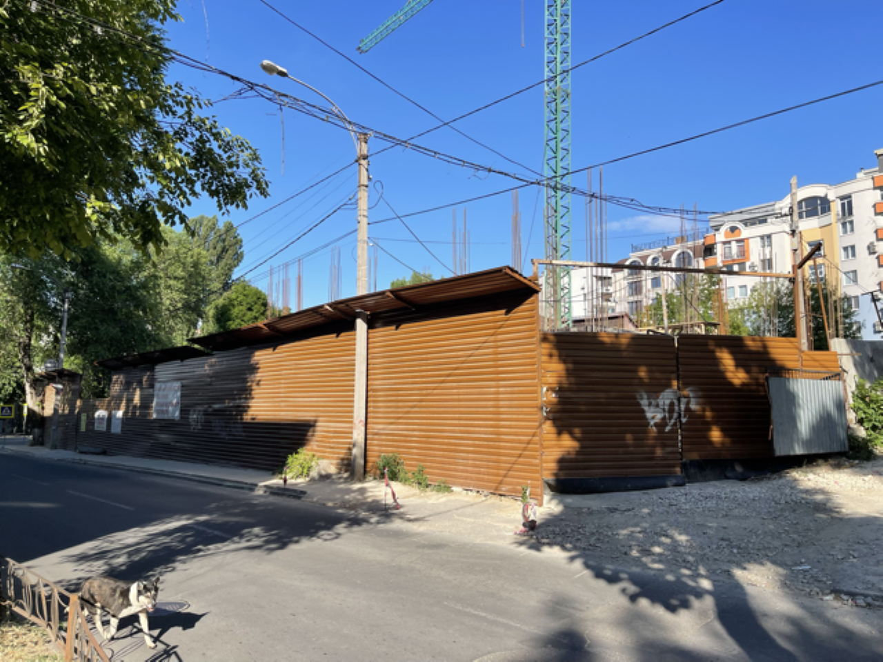 Două monumente istorice din centrul Chișinăului au fost demolate pentru a fi construite blocuri. Ministerul Culturii acuză Primăria Chișinău de favorizarea unui dezvoltator imobiliar