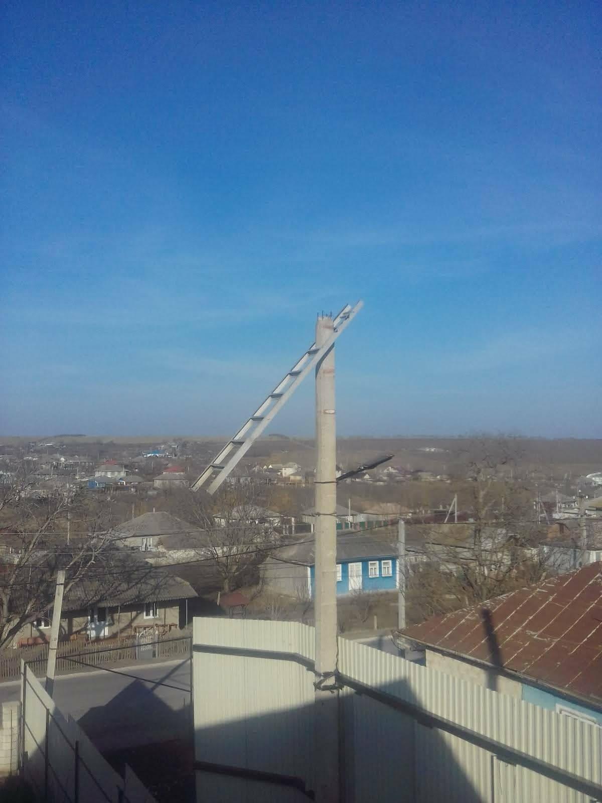 Cititorul de gardă/ Vecinii: o epopee cu geamuri sparte, incendieri de automobile și un gard de șapte metri înălțime între case