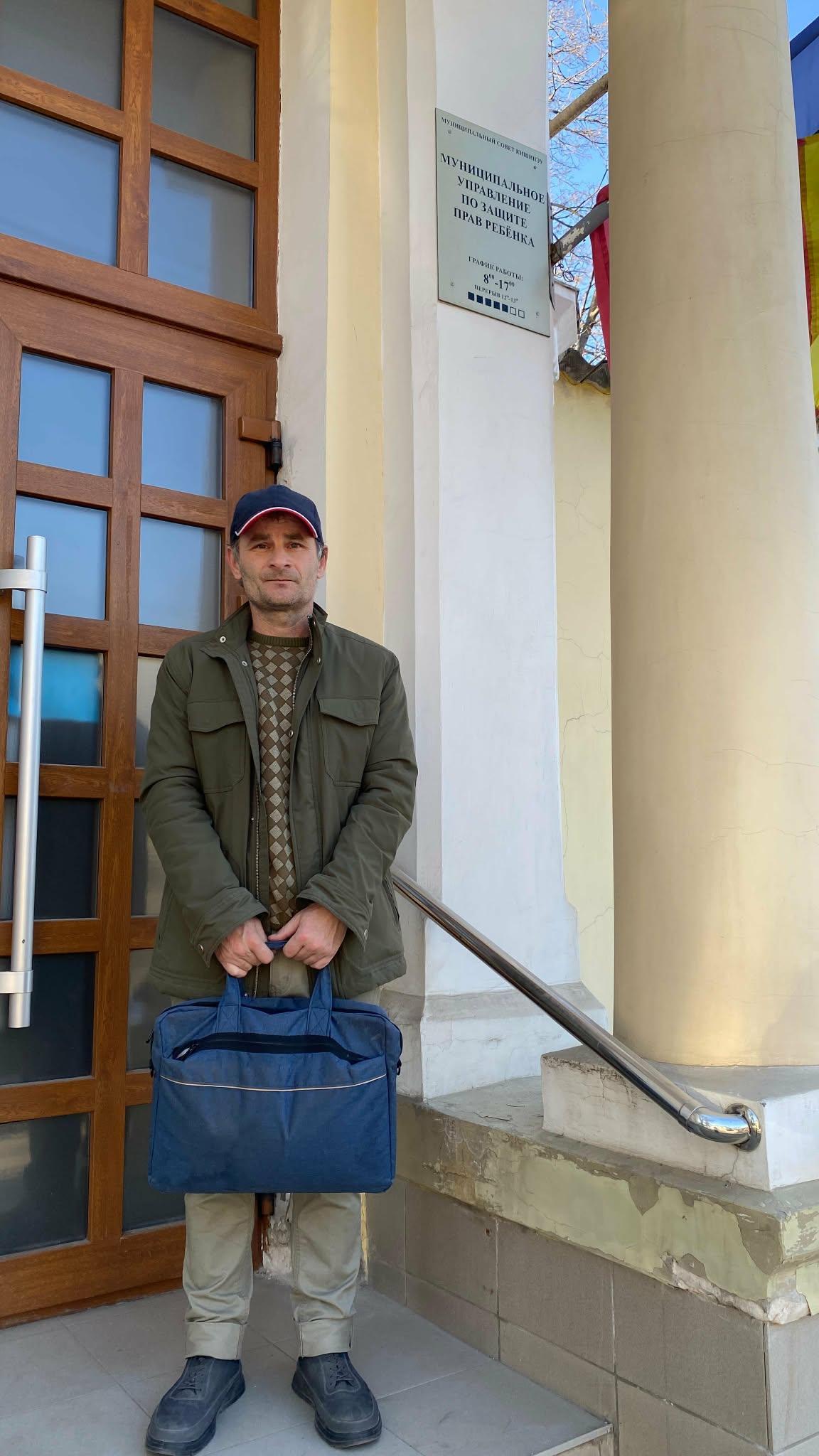 Cititorul de gardă/ Orfan pentru totdeauna: istoria unui om rămas fără acte și fără drepturi în R. Moldova