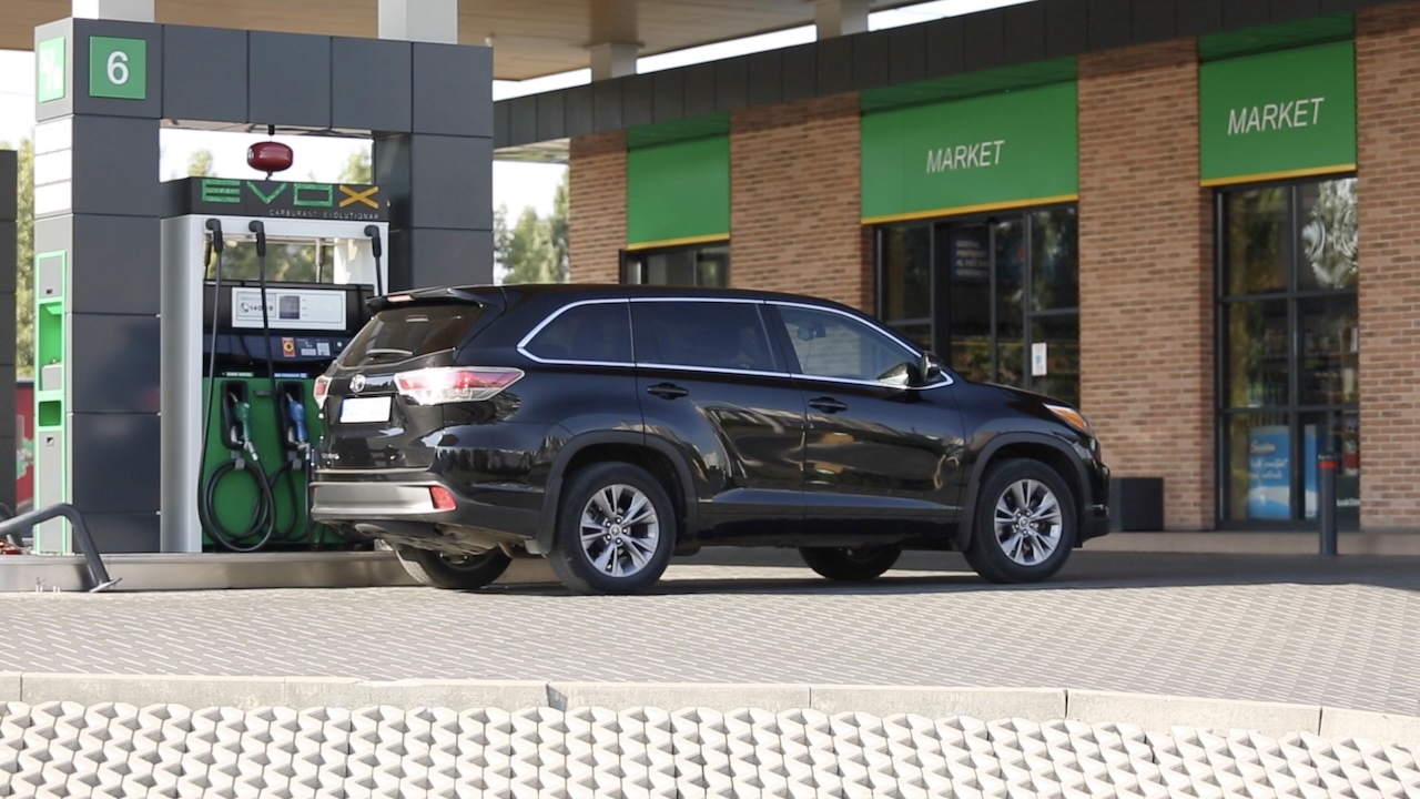 R. Moldova a importat 575 tone de benzină și peste 1276 tone de motorină. Pentru câte zile există stocuri de carburanți?