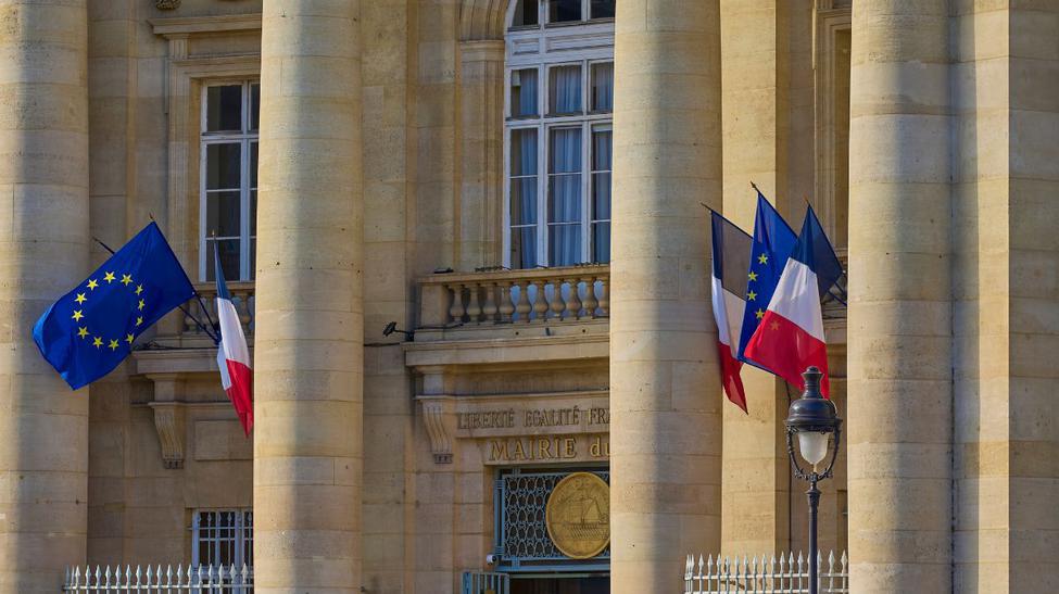 Zeci de primari din Franța, membri ai partidului lui Marine Le Pen, dau jos steagul UE de pe instituții: „Faceți loc pentru drapelul francez”