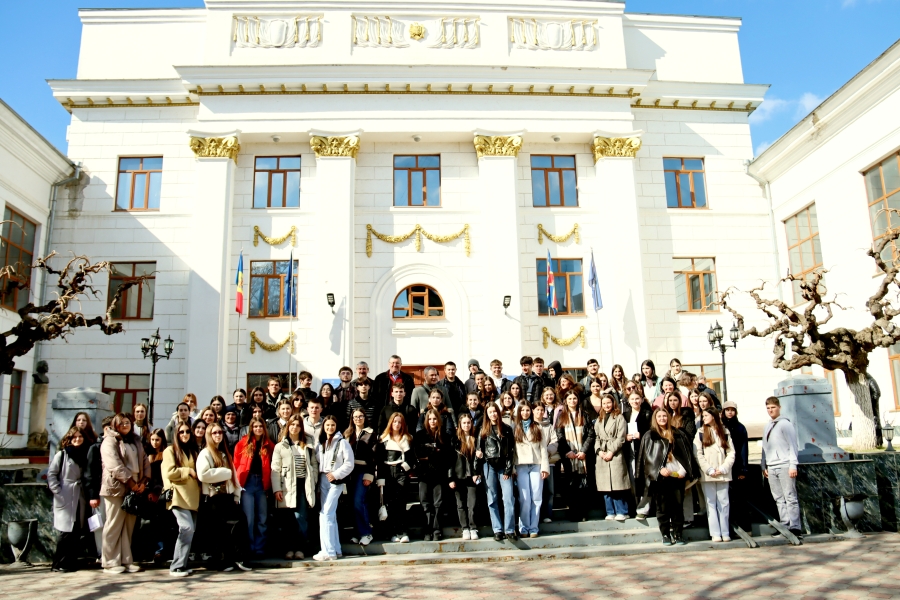 Peste 150 de elevi din sudul țării au beneficiat de prima excursie din cadrul Decadei „Memoriei și Recunoștinței”, organizată de MEC