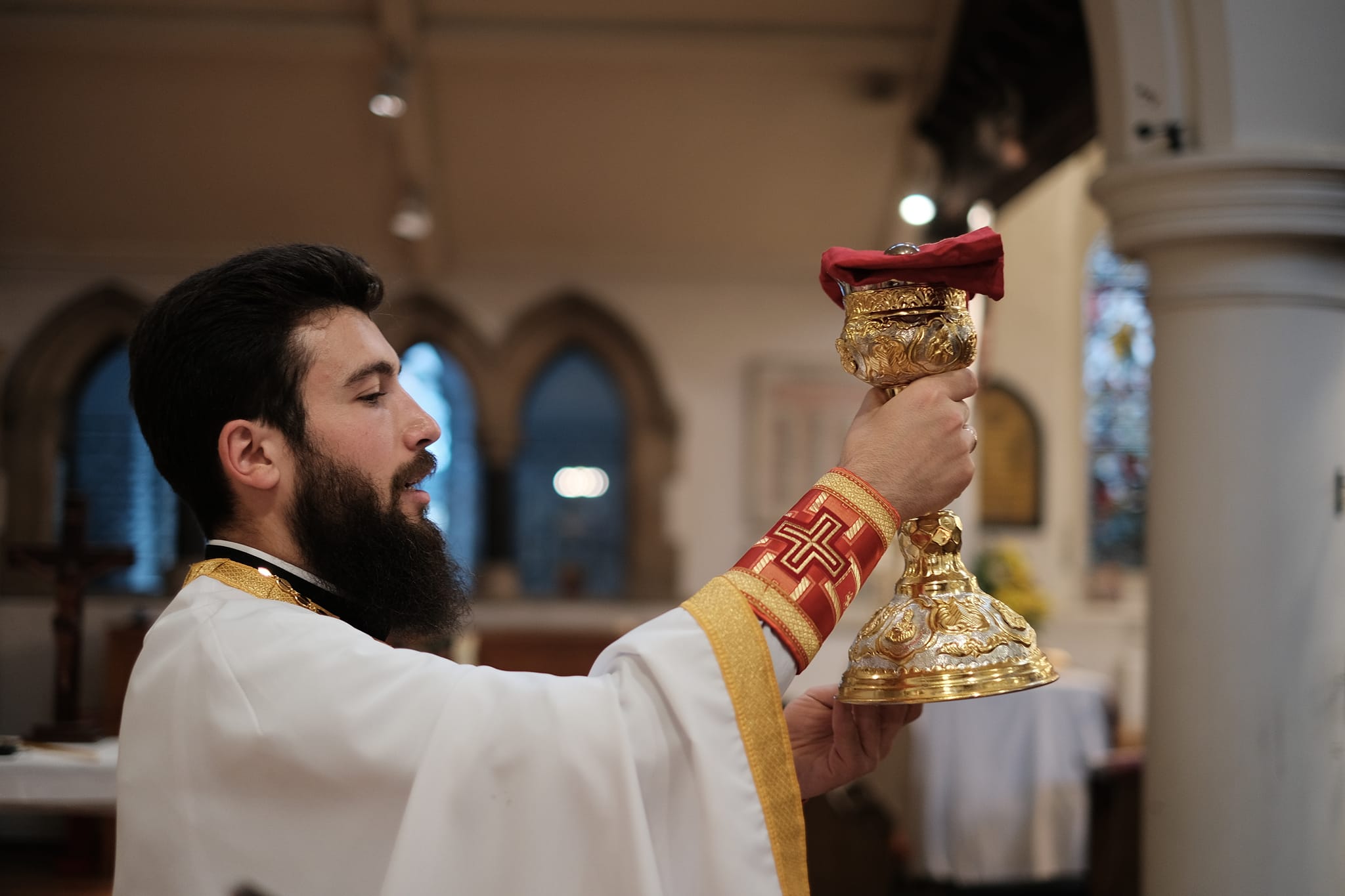 Preotul din Cojușna care zidește credință și case în Marea Britanie. „Deseori chiar sunt întrebat: «Dacă ești preot, ce cauți pe șantier?»”