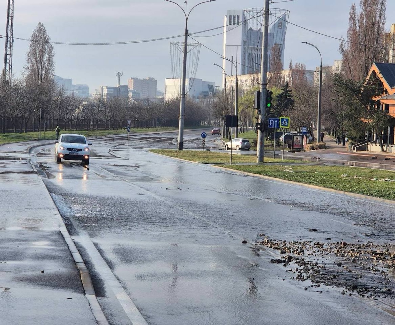 Inundație pe strada Albișoara din capitală după o avarie la o țeavă de apeduct: „Furnizarea apei a fost sistată”
