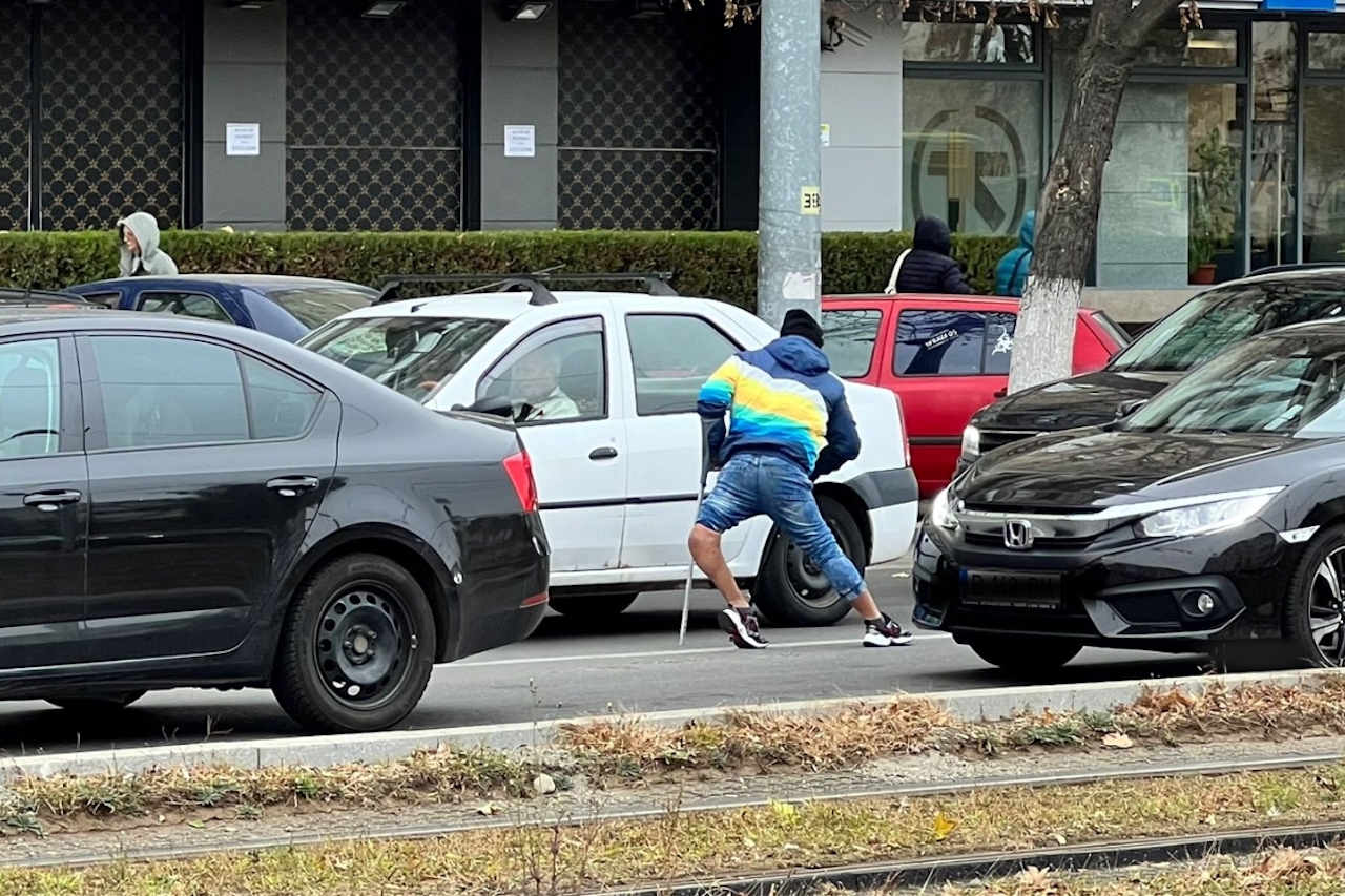 Tot mai multe cazuri ale cerșitului pe străzi. IGP: „Majoritatea persoanelor expuse cerșitului nu prezintă probleme de sănătate așa cum invocă acestea”