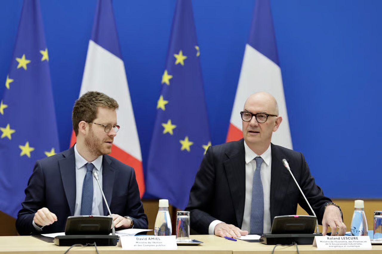 Franța va reduce cu 6 miliarde euro cheltuielile publice pentru a compensa costul războiului din Orientul Mijlociu