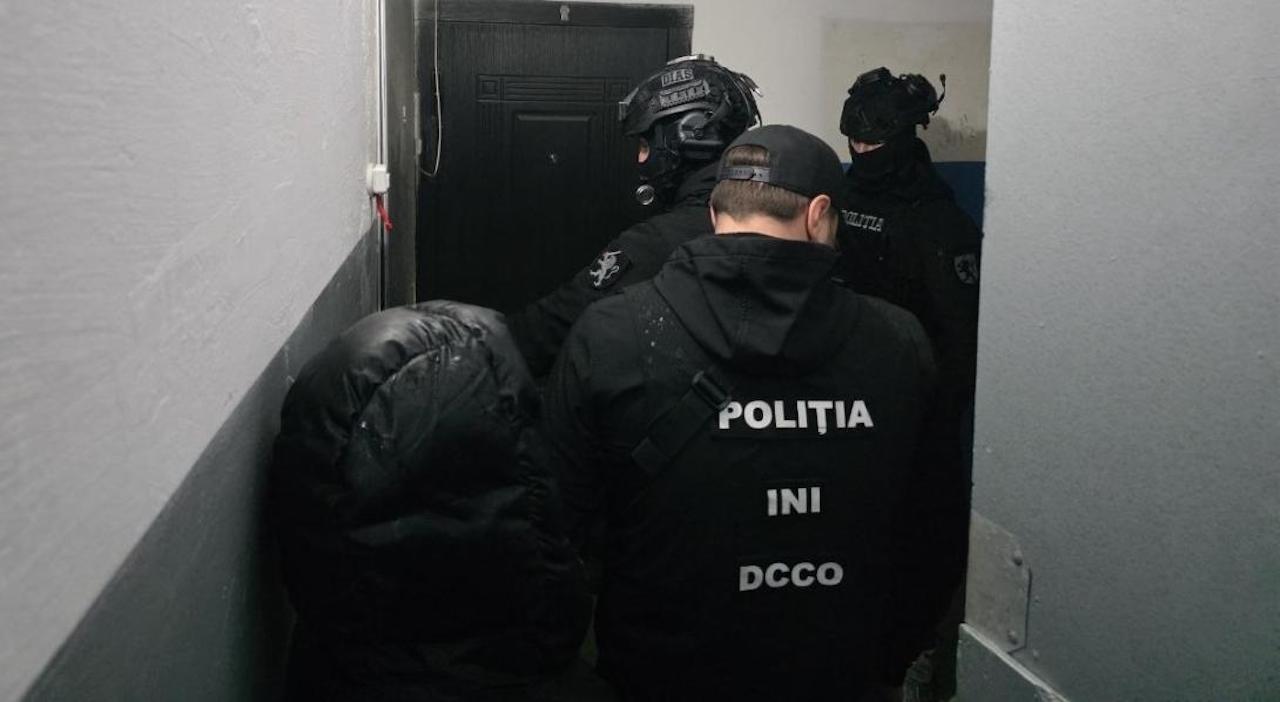 Peste 20 de percheziții și zeci de persoane, inclusiv deținuți, implicați într-o cauză penală pentru crearea sau conducerea unei „organizații criminale” și spălare de bani