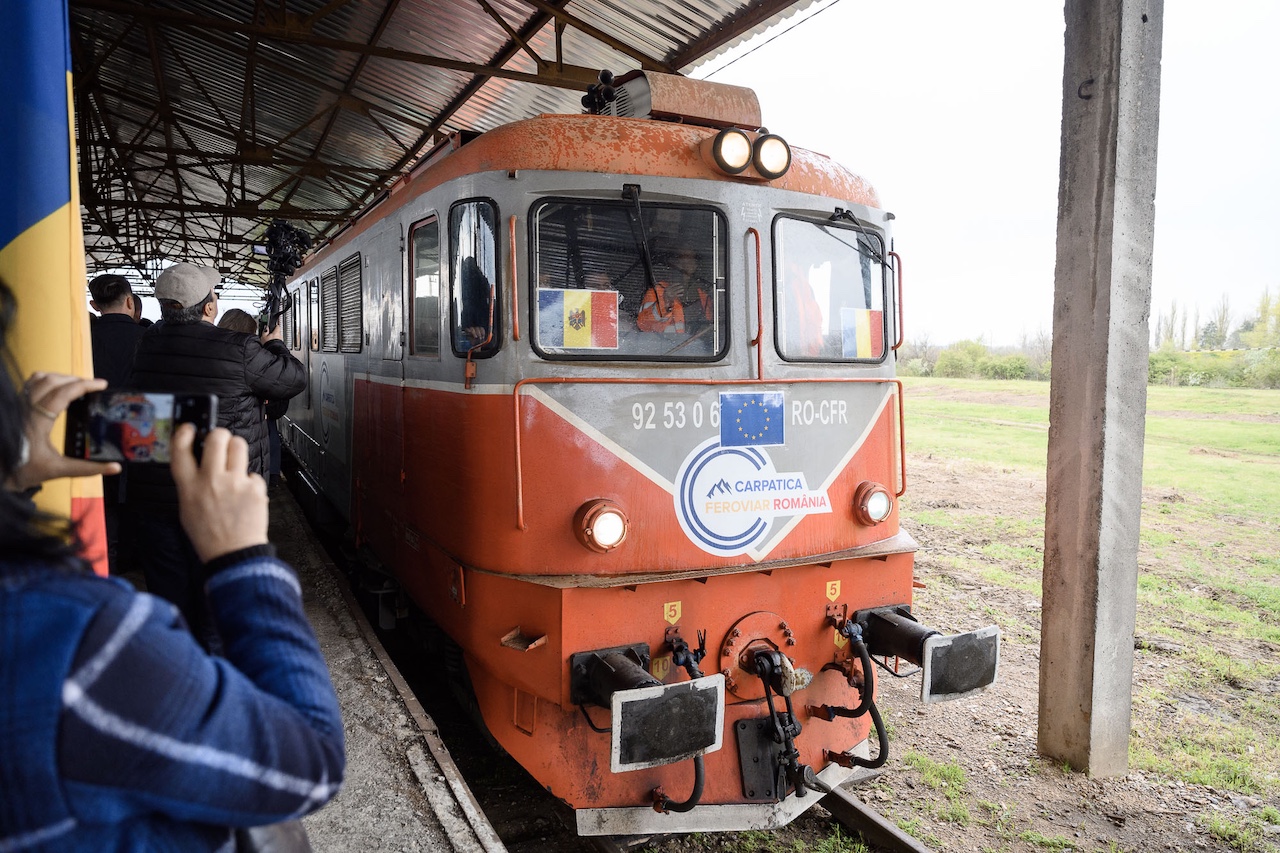 Segmentul feroviar Cantemir-Fălciu a fost testat oficial. Conexiunea a fost verificată în condiții reale de circulație, cu participarea autorităților din R. Moldova și România