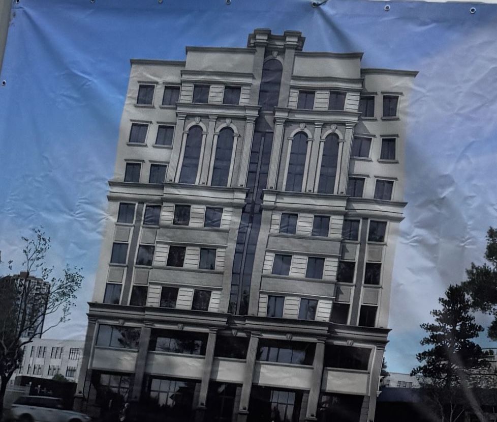 Compania despre care ZdG a scris că construiește în centrul capitalei un bloc, fără actele necesare, anunță că ar urma să suspende lucrările